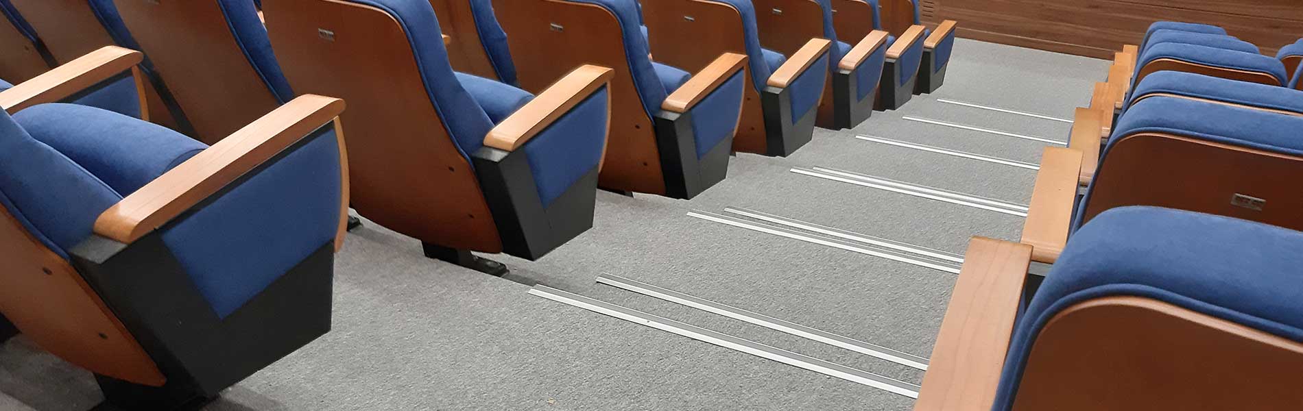 ترمز پله آلومینیومی نصب شده در سالن کنفرانس