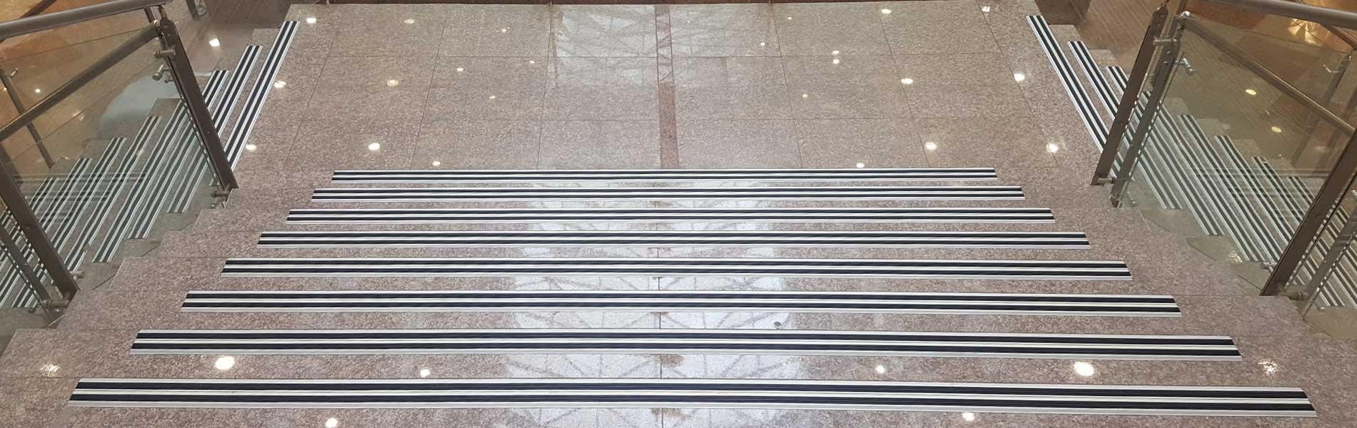 ترمز پله آلومینیومی نصب شده در مرکز خرید