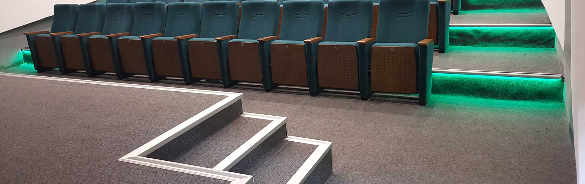 ترمز پله آلومینیومی LED خور نصب شده در سالن سینما