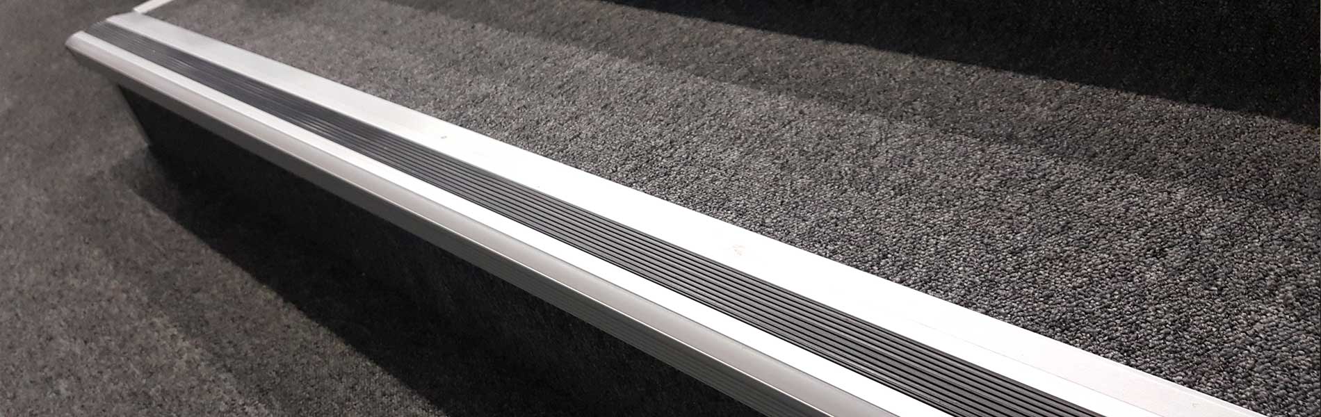 ترمز پله آلومینیومی LED خور نصب شده در سالن سینما